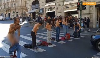 ecologiste si spogliano