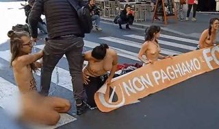 ecologiste si spogliano