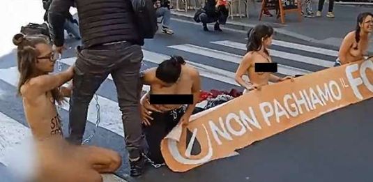 ecologiste si spogliano