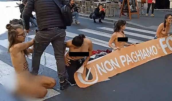 ecologiste si spogliano