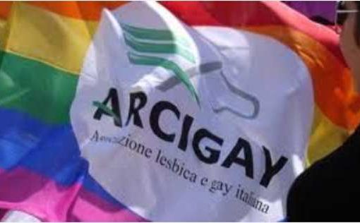 Amazon Italia finanzia Arcigay arcigay