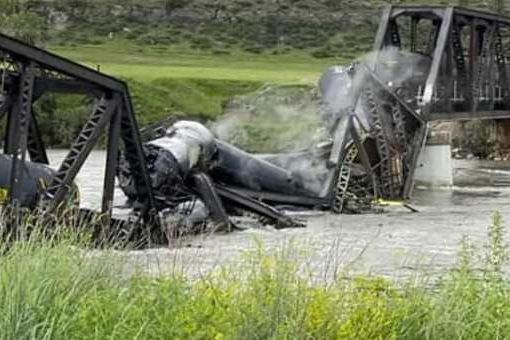 Usa, treno con sostanze pericolose cade nel fiume Yellowstone treno con sostanze pericolose cade nel fiume Yellowstone