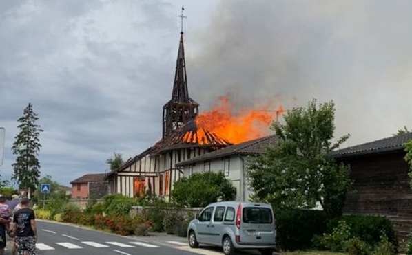 Drosnay chiesa incendiata