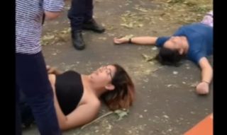 Milano, distesi per terra bloccano il traffico dopo il nubifragio: ecologisti aggrediti