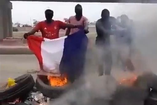 Senegal, manifestanti bruciano bandiere della Francia