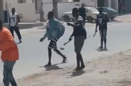 Tunisia migranti con machete