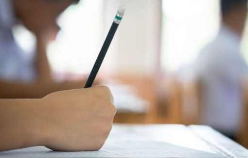 Brescia, per vedere i compiti in classe dei figli bisogna pagare: genitori infuriati scuola alunno
