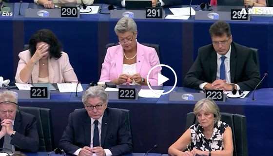 commissaria Ue Johansson lavora a maglia mentre parla Ursula von der Leyen