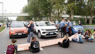 Eco-imbecilli bloccano Viale Fulvio Testi a Milano