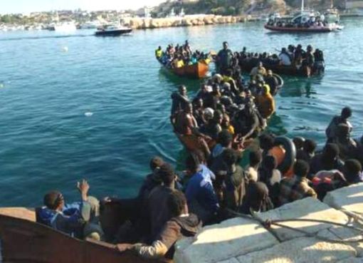 Lampedusa, fila di barchini al molo