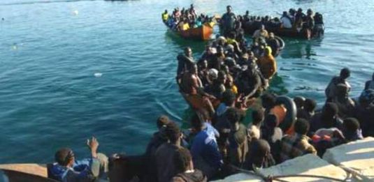 Lampedusa, fila di barchini al molo