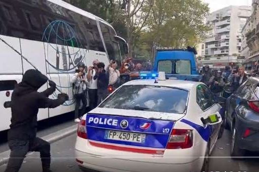 Parigi, sprangate contro auto della polizia Parigi, sprangate contro un'auto della polizia