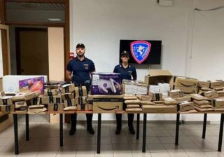 merce sottratta a corrieri Amazon