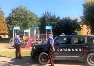 Violenza sessuale, ragazzina aggredita alle giostre