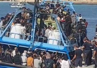 Migranti: maxi sbarco a Lampedusa