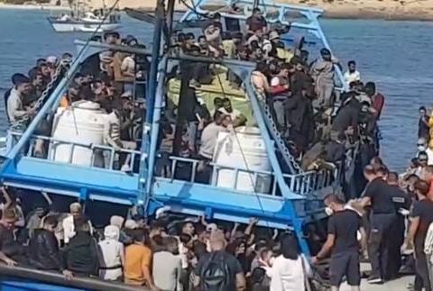 Migranti: maxi sbarco a Lampedusa