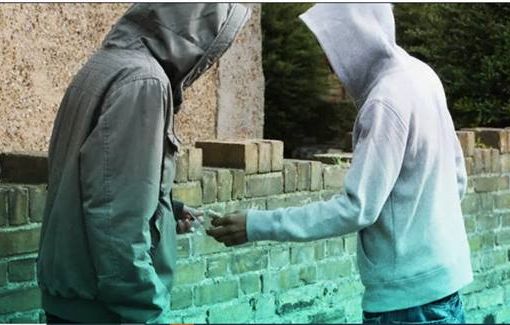 Pusher nigeriano arrestato prende a calci i Cc, giudice gli restituisce i soldi spaccio di droga