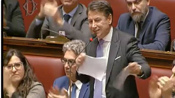 Salario minimo, Conte strappa il testo in Aula