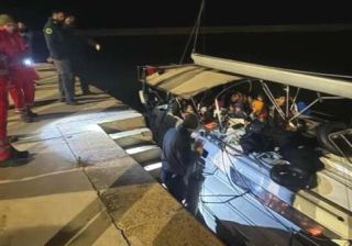 Migranti, 78 sbarcano a Crotone