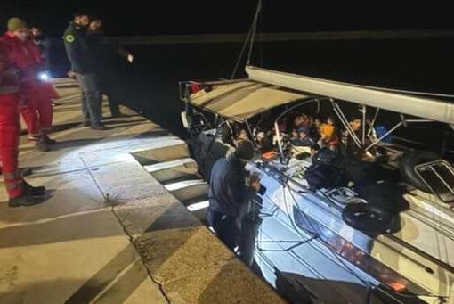 Migranti, 78 sbarcano a Crotone