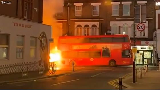 Bus elettrico prende fuoco a Londra