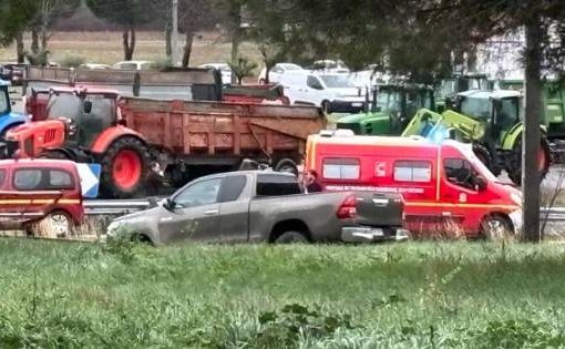 Francia: auto travolge blocco agricoltori