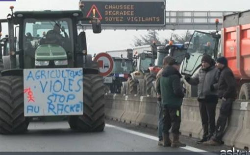 Proteste degli agricoltori bloccano la Francia