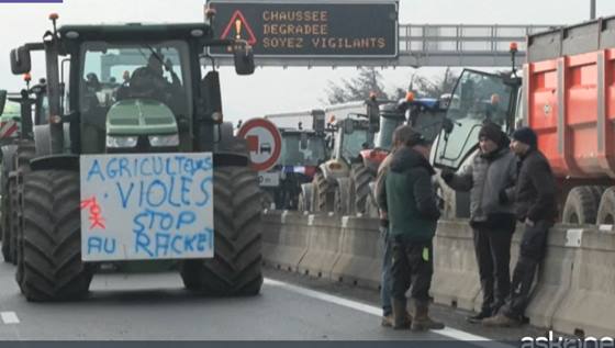 Proteste degli agricoltori bloccano la Francia