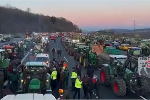 Autostrade invase da trattori, gli agricoltori paralizzano la Germania gli agricoltori paralizzano la Germania