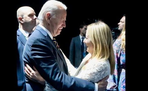 Conte: “Meloni succube nei confronti di Washington” Meloni e Biden