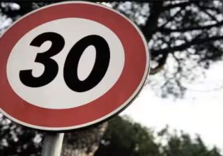 cartello limite 30 km orari