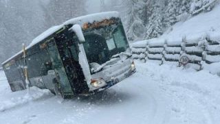 bus bloccato dalla neve