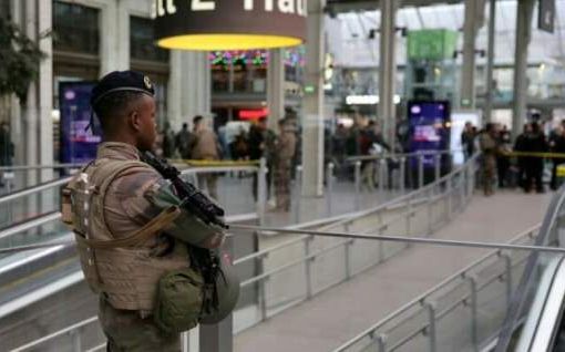 Parigi, attacco con coltello in stazione