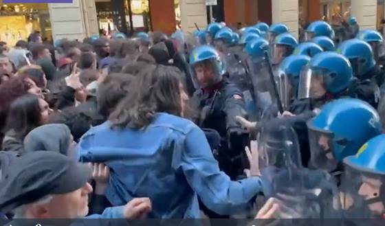 "Boicotta Israele", scontri tra 'studenti' e polizia a Bologna