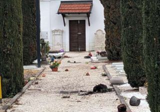 Vandali in un cimitero a Trento