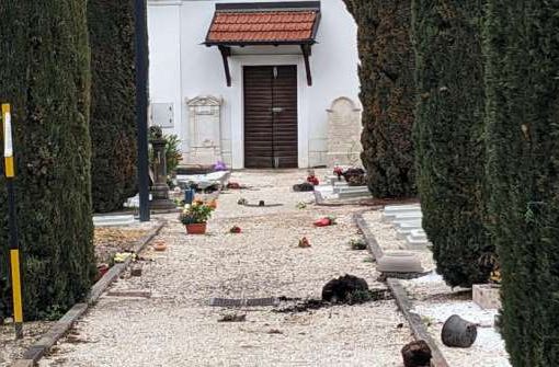 Vandali in un cimitero a Trento