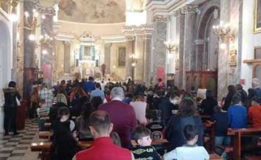 Scuola non dà via libera per Messa pasquale, scolari in chiesa con madri Messa pasquale