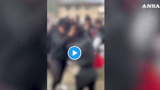 Ragazzina di 15 anni accoltella una 14enne