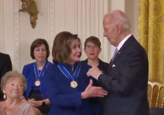 Biden assegna la Medaglia della Libertà a Nancy Pelosi