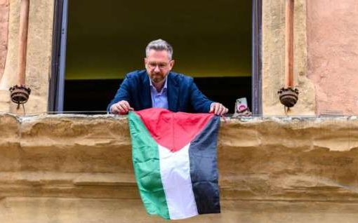 Bologna, sindaco espone bandiera della Palestina
