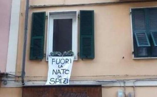 striscione contro la Nato
