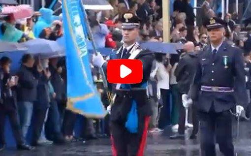 Parata 2 giugno, sfilano le bandiere Onu, Nato e Ue Parata 2 giugno, sfilano le bandiere Onu, Nato e Ue
