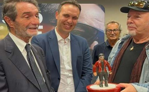 Fontana consegna riconoscimento a Vasco Rossi