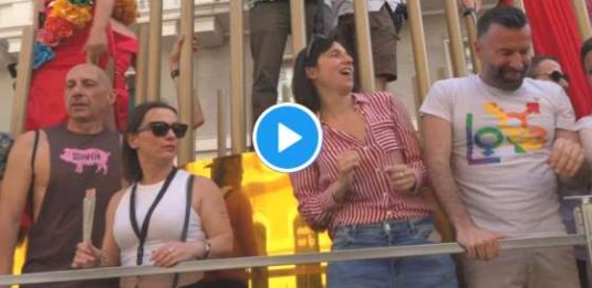 Elly Schlein balla e canta sul carro del Pride