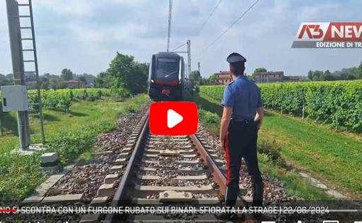 Treno si scontra con furgone rubato lasciato sui binari Treno si scontra con furgone rubato lasciato sui binari