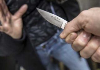 minacciato con coltello e rapinato