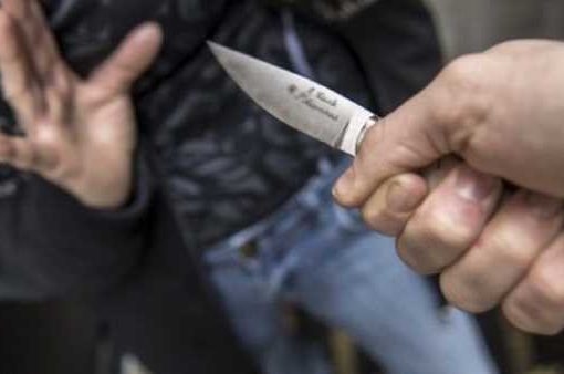minacciato con coltello e rapinato