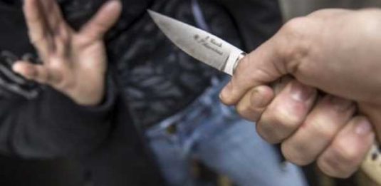 minacciato con coltello e rapinato