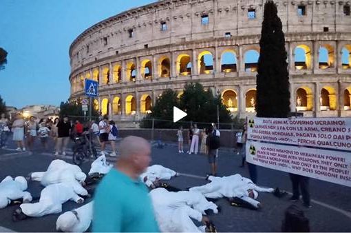Flasmob al Colosseo "La pace non si crea con le armi"