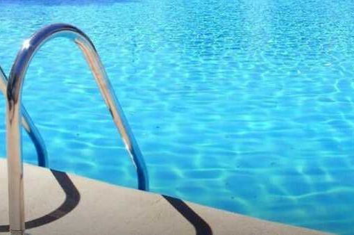 Malore in acqua, bimba di 8 anni annega in piscina piscina
